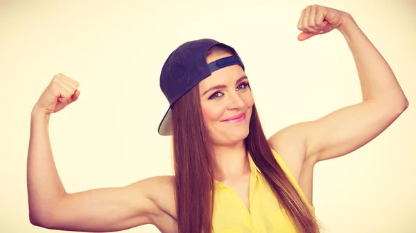 Styl casual kobieta pokazując mięśnie biceps — Zdjęcie stockowe