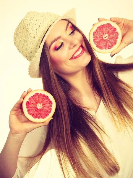女性は手にグレープフルーツ柑橘類の果物の2つの半分を保持します。 — ストック写真