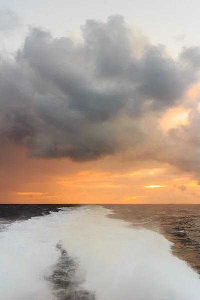 Seascape stormy sea horizon and kielwater — Stock Photo, Image