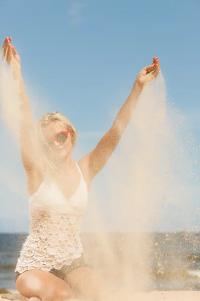 Mooi meisje op het strand. — Stockfoto