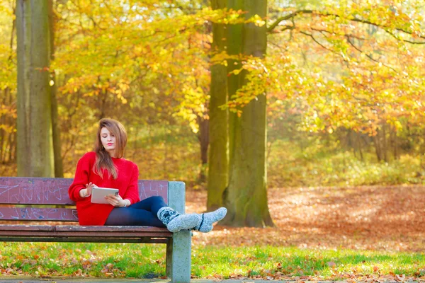 Señora tableta de navegación en el bosque . — Foto de Stock