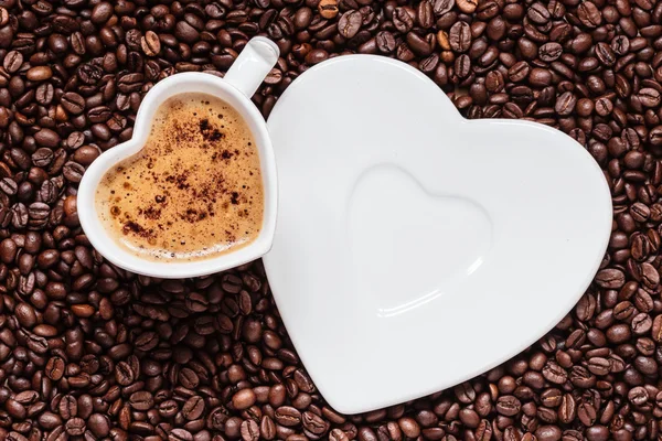 Vit kaffekopp hjärta formad med cappucino — Stockfoto