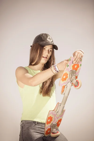 Εφηβική κοπέλα σκέιτερ με skateboard στο δρόμο. — Φωτογραφία Αρχείου
