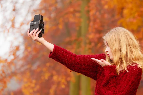 Femme avec vieil appareil photo vintage prenant selfie photo . — Photo