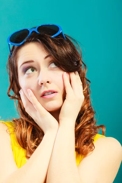 Menina em óculos de sol azul retrato — Fotografia de Stock