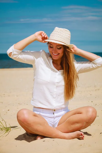 Vrouwelijke toeristische rusten op strand. — Stockfoto