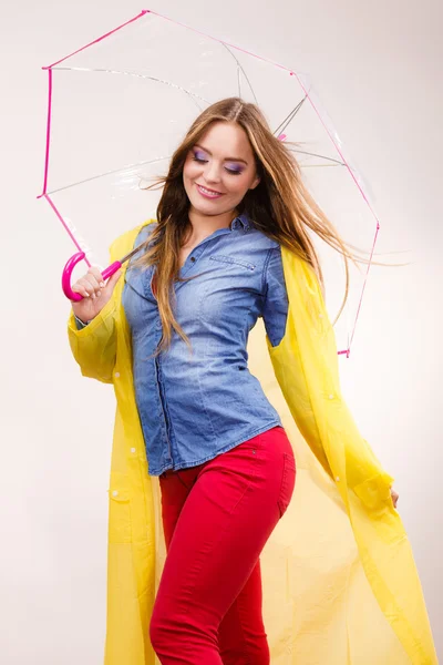 Mulher vestindo casaco impermeável sob guarda-chuva — Fotografia de Stock