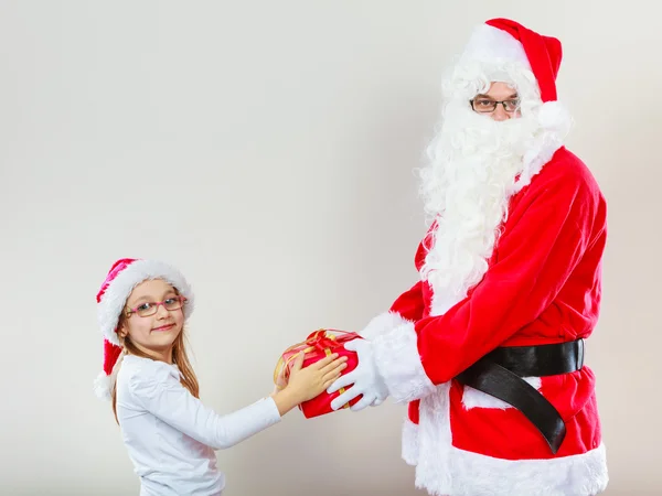 Santa claus givig gift for girl. — Stock Photo, Image