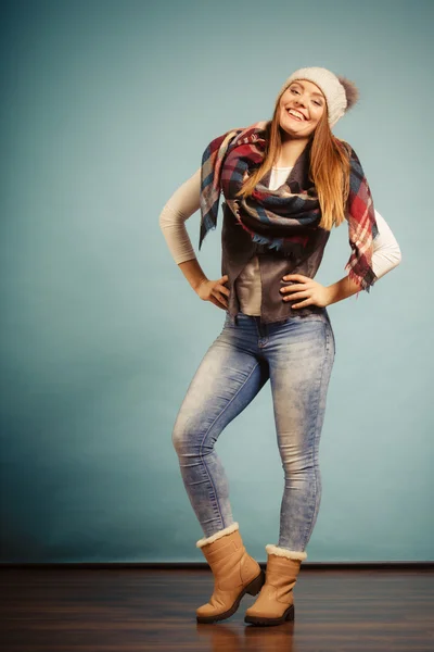 Linda mujer joven con gorra . —  Fotos de Stock