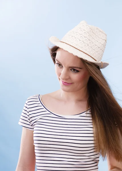 Hasır Şapkalı mutlu sevimli turist kız. — Stok fotoğraf