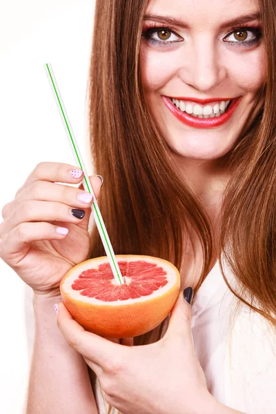 Mulher detém sumo de toranja bebendo de frutas — Fotografia de Stock