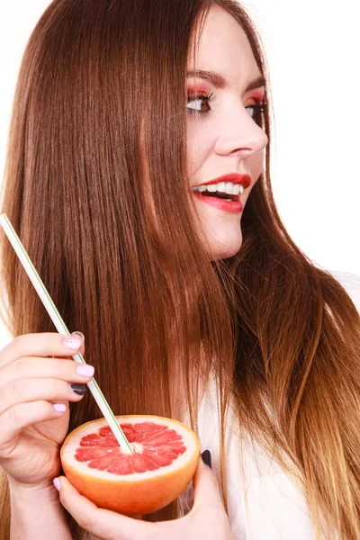 Mulher detém sumo de toranja bebendo de frutas — Fotografia de Stock