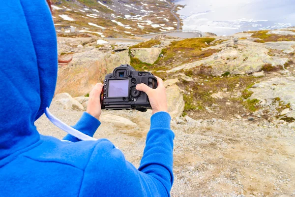 Turista tomando una foto por el lago Djupvatnet, Noruega — Foto de Stock