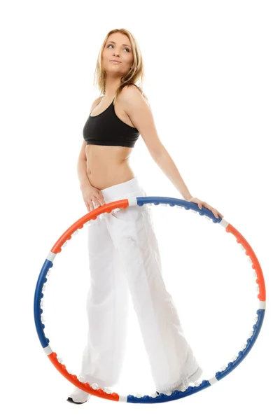 Chica en forma deportiva haciendo ejercicio con hula hoop . — Foto de Stock