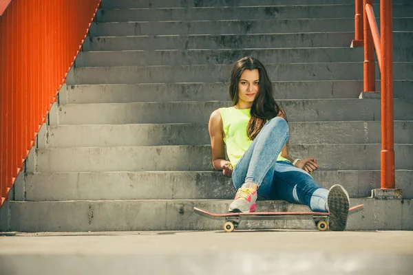 階段のスケート ボードの女の子. — ストック写真