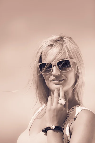 Pretty girl on beach. — Stock Photo, Image