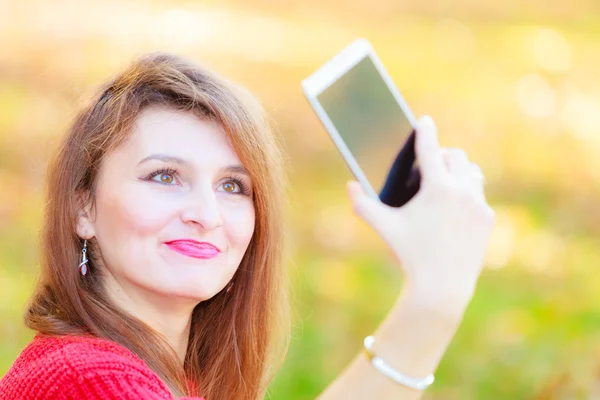 Gyönyörű lány vesz selfie. — Stock Fotó