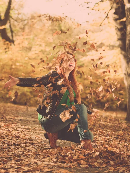 Feminino está brincando com folhas . — Fotografia de Stock