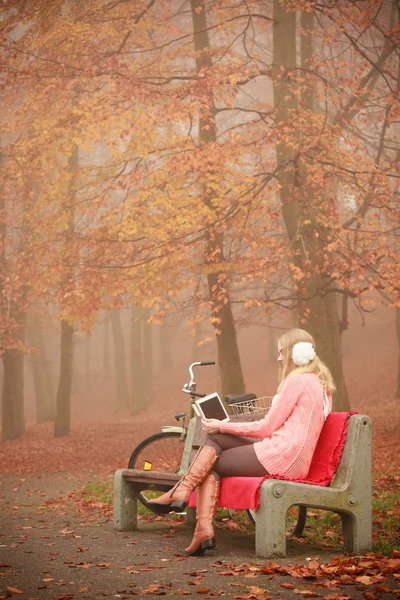 公園でタブレットを持つ女性. — ストック写真