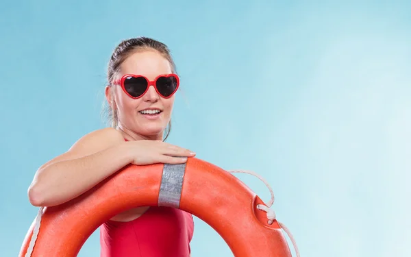 Glückliche Frau mit Sonnenbrille und Rettungsring. — Stockfoto