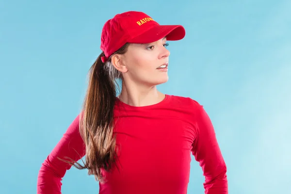 Portrait de femme sauveteur en casquette rouge . — Photo