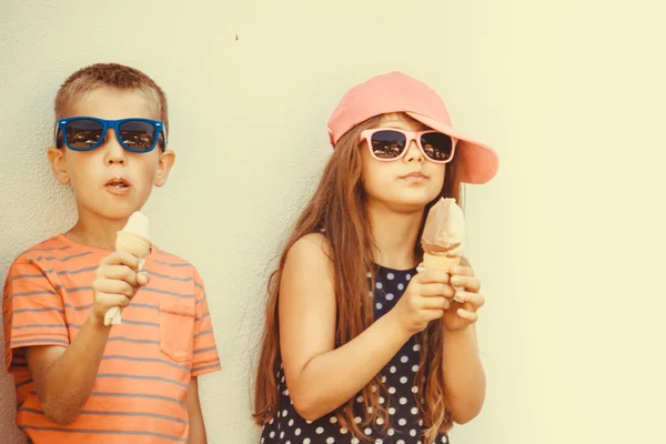 Kids boy and little girl eating ice cream. — 图库照片