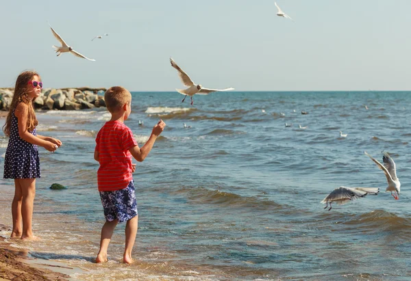 Niños jugando al aire libre en la playa . — Foto de Stock