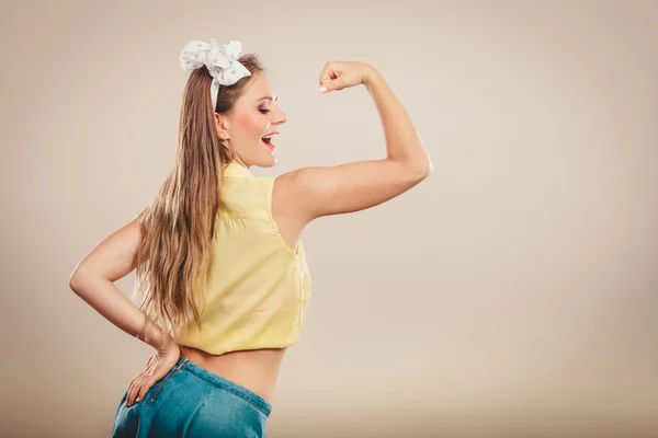 Glücklich hübsch pin up Mädchen zeigt Muskeln. — Stockfoto