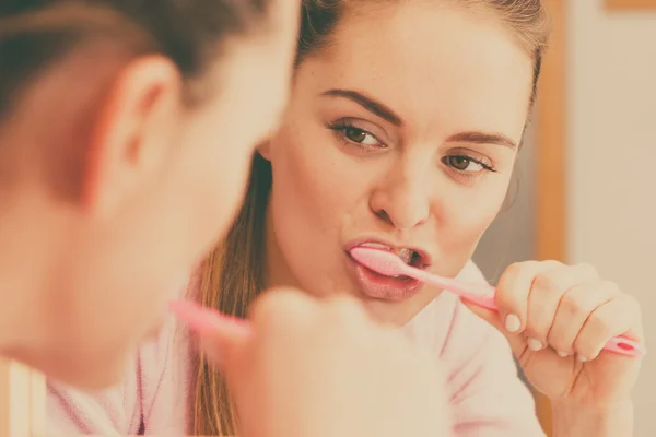 Kadın banyoda Temizleme diş fırçalama — Stok fotoğraf