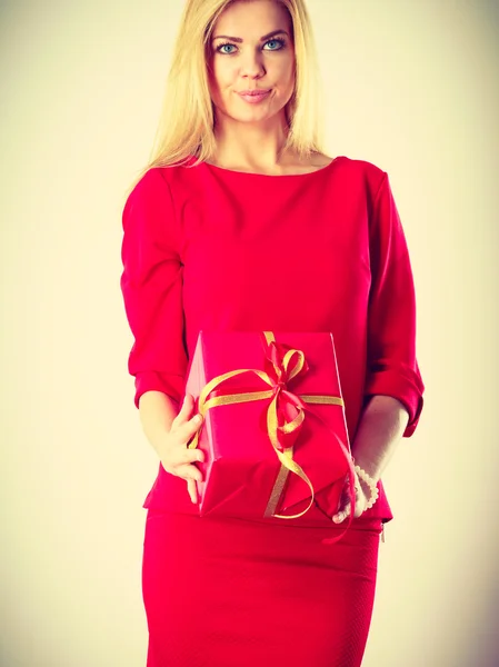 Όμορφη γυναίκα με κόκκινο δώρο. — Φωτογραφία Αρχείου