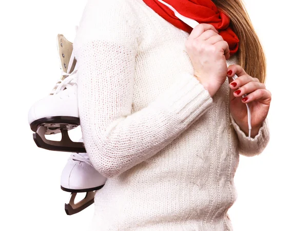 Frau aus nächster Nähe hält Schlittschuhe. — Stockfoto