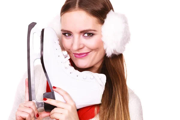 笑顔女性とともにアイススケート — ストック写真