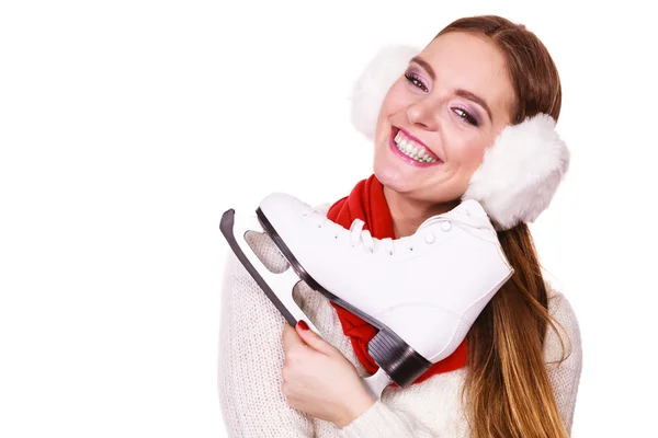 Femme avec cache-oreilles et patins à glace . — Photo