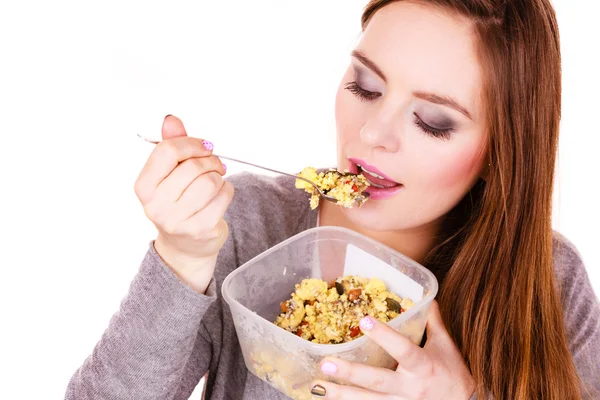 Frauen essen Haferflocken mit Trockenfrüchten. Diät — Stockfoto