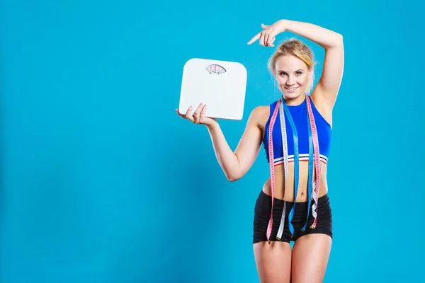 Ajuste mujer con cinta métrica con escala de peso —  Fotos de Stock