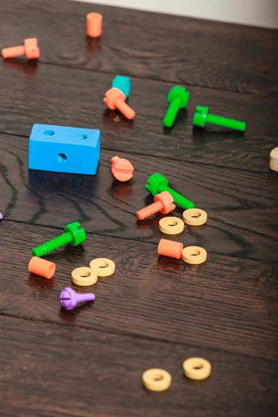 Barevné hračky na dřevo stůl. — Stock fotografie