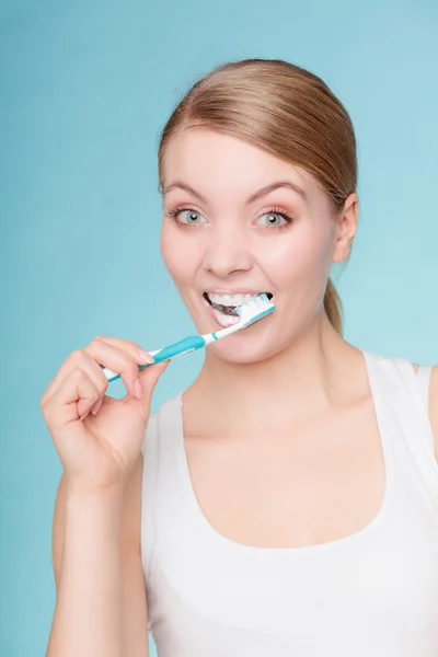 Mujer con cepillo de dientes cepillado limpieza de dientes —  Fotos de Stock