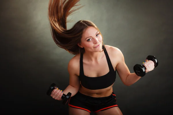 Fit vrouw oefenen met halters. — Stockfoto