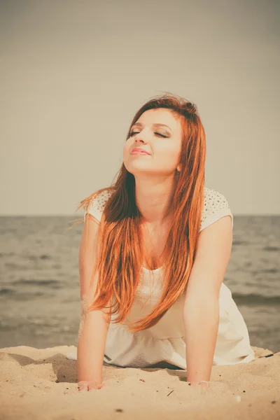 Červené vlasy dívka venku na pláži — Stock fotografie
