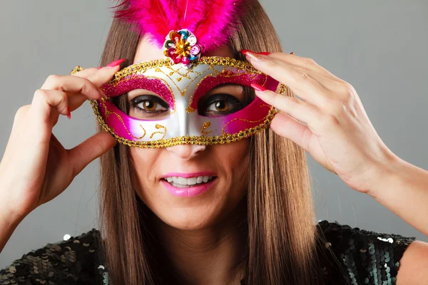 Visage de femme avec masque de carnaval — Photo