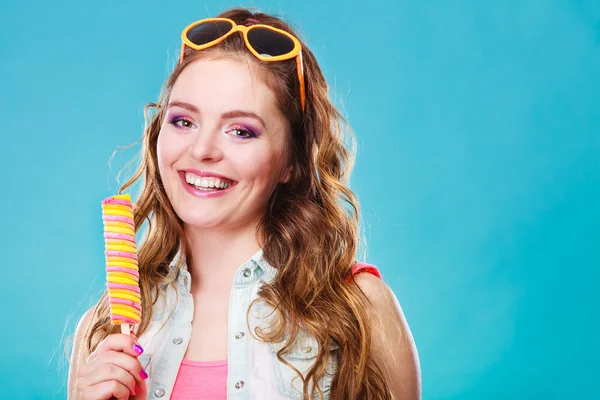 Mulher de verão comendo gelado de picolé — Fotografia de Stock