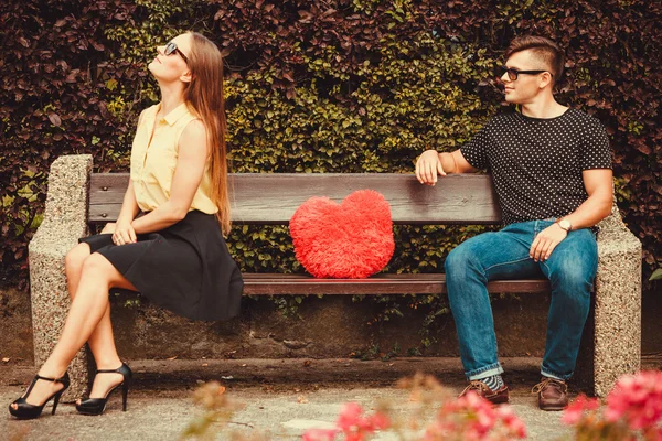 Fille bouleversée sur le banc avec garçon . — Photo