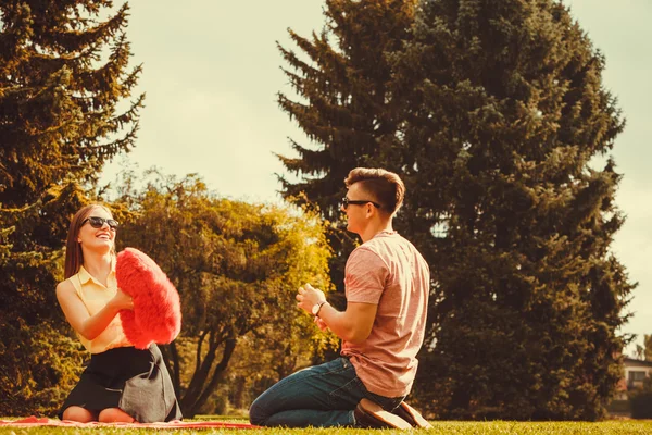 Casal brincalhão no parque . — Fotografia de Stock