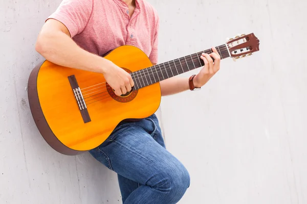 Persoon te spelen op gitaar. — Stockfoto