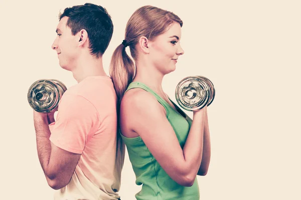 Couple exercising with dumbbells lifting weights — Stock Photo, Image