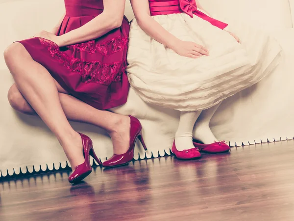 Piernas madre e hija en zapatos rojos — Foto de Stock
