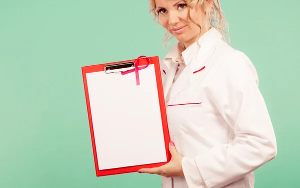 Женщина-врач с папкой и розовой лентой — стоковое фото