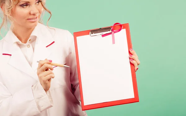 Doctor mostrando carpeta con cinta rosa por pluma . — Foto de Stock