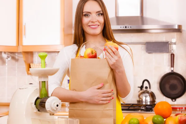 Ama de casa mujer en la cocina con muchas frutas — Foto de Stock