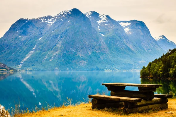 Εκδρομικό χώρο τραπέζι και παγκάκια κοντά στο φιόρδ στη Νορβηγία, — Φωτογραφία Αρχείου